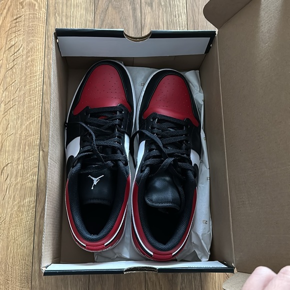 Jordan 1 Low Red Sneakers - Picture 6 of 7